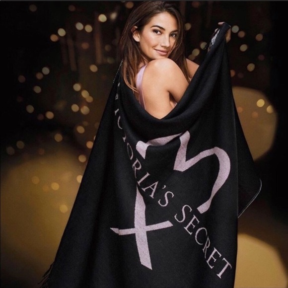 Victoria's Secret Other - Victoria’s Secret Limited Edition Heart Blanket